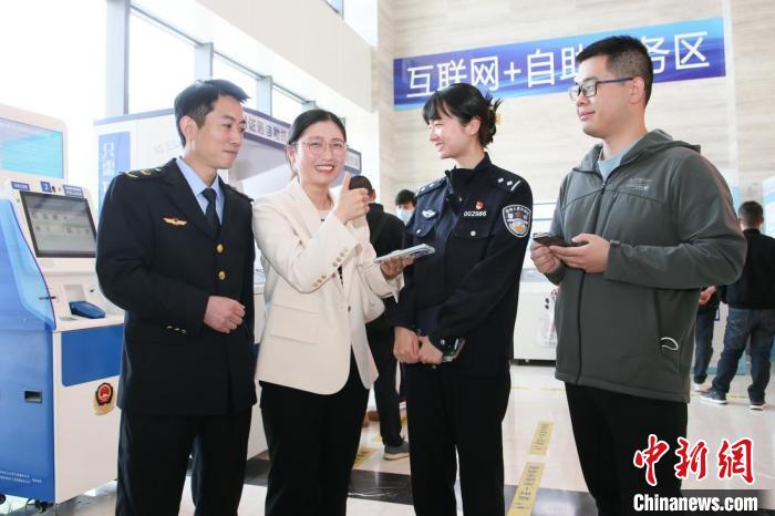 4月10日，安徽合肥，一家運輸企業(yè)負(fù)責(zé)人在工作人員的指導(dǎo)下，使用小程序辦理車管業(yè)務(wù)。　合肥警方供圖