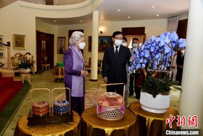 王文天大使介紹中國傳統(tǒng)工藝品及云南的蘭花和鮮果。　中國駐柬埔寨大使館微信公眾號 攝