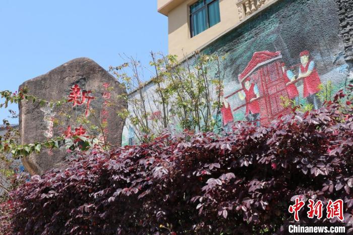 臺灣上趣開新團(tuán)隊(duì)改造蕉城區(qū)八都鎮(zhèn)新樓村時(shí)融入畬族元素?！●易訌?qiáng) 供圖