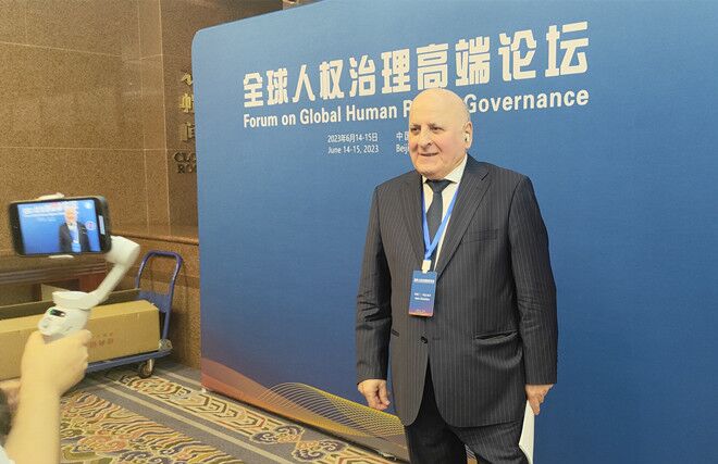 聯(lián)合國經(jīng)濟、社會及文化權(quán)利委員會副主席兼報告員、莫斯科國際關(guān)系學(xué)院國際法系主任阿斯蘭·阿巴希澤接受人民網(wǎng)記者采訪。圖片來源：視頻截圖