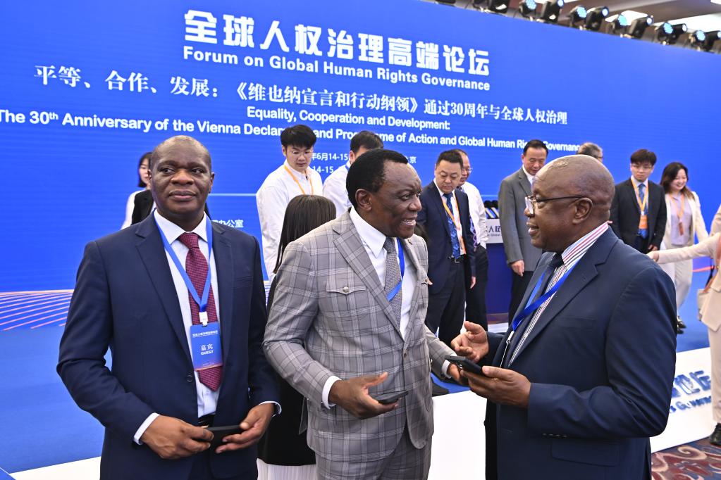 6月14日，與會者在論壇現(xiàn)場交流。新華社記者 李鑫 攝