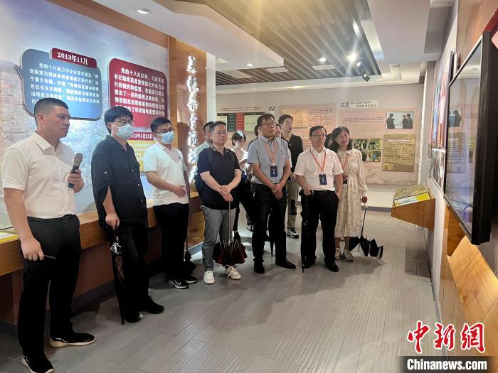 與會(huì)人員在后陳村走訪(fǎng)?！《做?攝