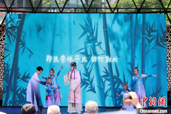 開幕式上舞臺展演之一《水舞昆韻》。