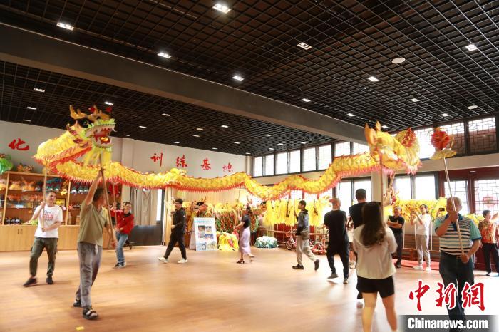 臺胞臺屬體驗舞龍?！≈芪的裙﹫D