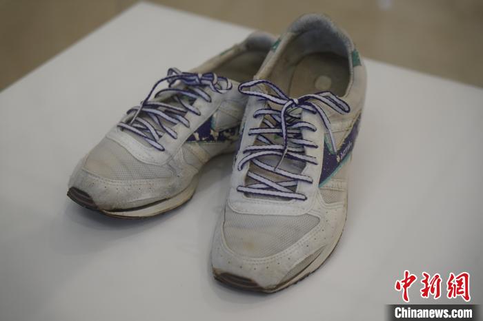 圖為展出的韓國前總統(tǒng)金泳三曾使用的慢跑鞋?！⑿?攝