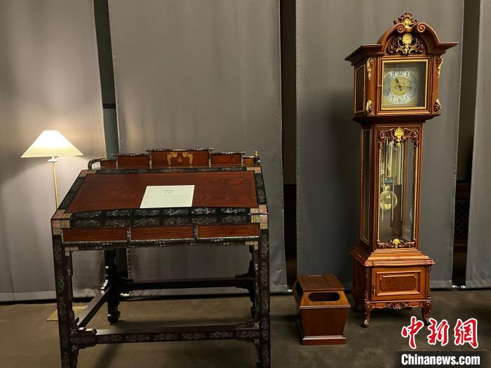 圖為春秋館展覽陳設(shè)的青瓦臺家具?！⑿?攝