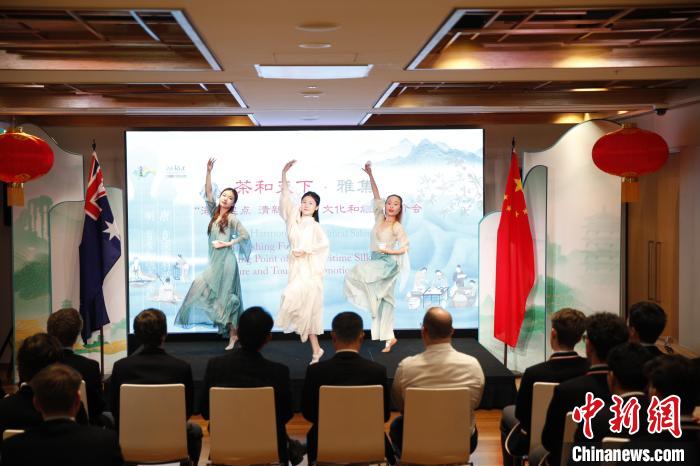 澳大利亞悉尼中學(xué)生參加“茶和天下”雅集文化體驗(yàn)活動(dòng)。圖為悉尼夕月組合的茶舞表演《福茶香飄》?！☆檿r(shí)宏 攝