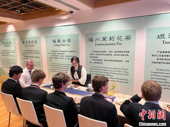 澳大利亞悉尼中學(xué)生參加“茶和天下”雅集文化體驗(yàn)活動(dòng)?！☆檿r(shí)宏 攝