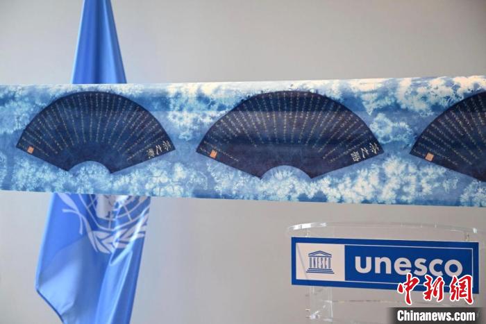 用板藍根蠟染制作的陸羽《茶經(jīng)》也在此次國際茶日活動上展出。　馬海雯 攝