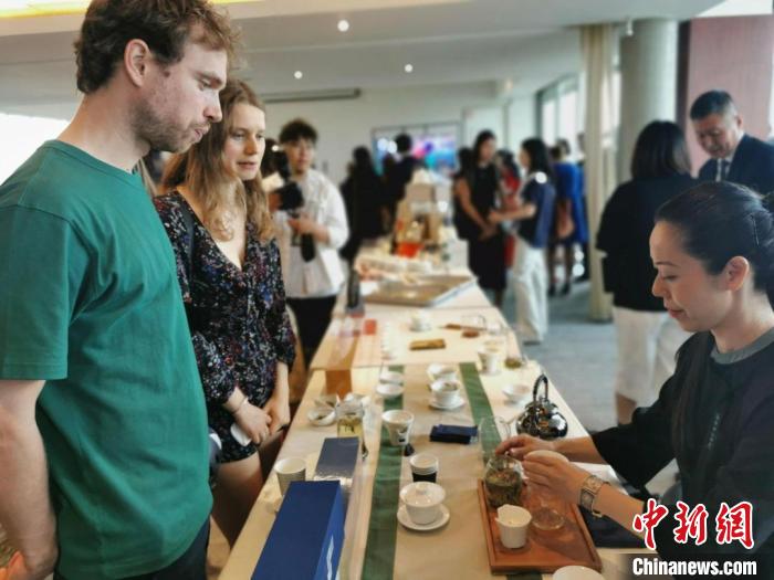 現(xiàn)場觀眾觀看中國展臺茶藝表演、了解茶文化?！【笜?攝
