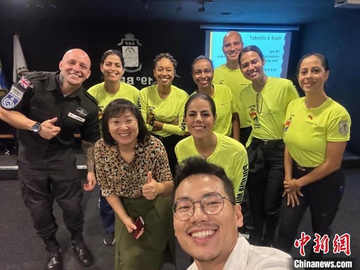 里約旅游警察上中文課?！±锛s熱內(nèi)盧天主教大學(xué)孔子學(xué)院供圖