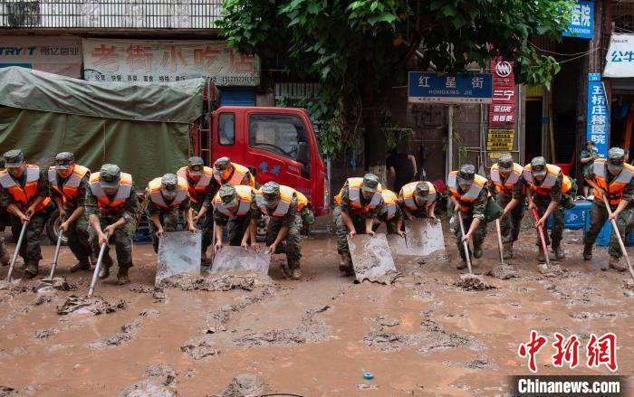 7月4日，萬州區(qū)五橋街道，武警官兵清理街道上的淤泥?！∪矫宪?攝
