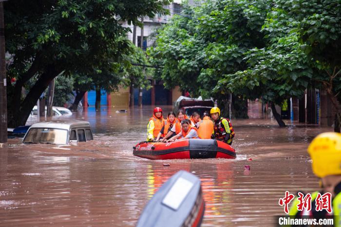 7月4日，萬州區(qū)五橋街道，消防救援人員用沖鋒舟救援轉運被困群眾?！∪矫宪?攝