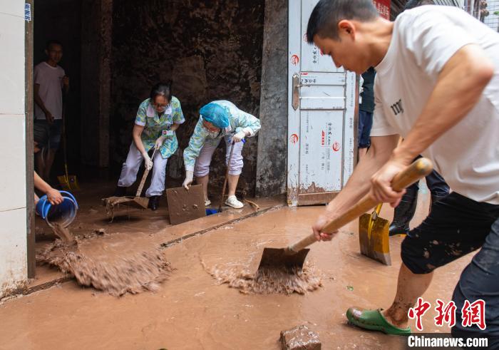 7月4日，萬州區(qū)五橋街道，洪水退去后，居民開展清淤工作?！∪矫宪?攝