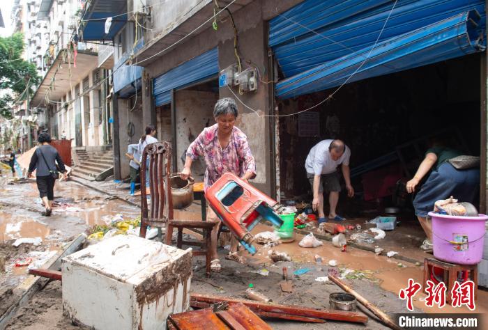 7月4日，萬州區(qū)五橋街道，洪水退去后，居民搶救生活物資。　冉孟軍 攝