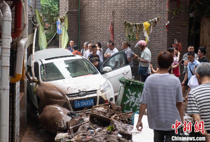 7月4日，萬州區(qū)五橋街道，居民救援受困的私家車?！∪矫宪?攝