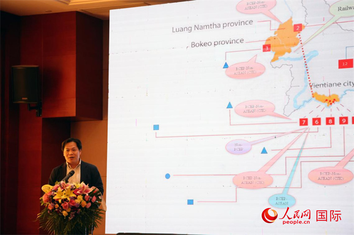 老撾計(jì)劃與投資部發(fā)展研究院院長(zhǎng)史提羅斯·拉斯福尼在活動(dòng)現(xiàn)場(chǎng)發(fā)言。人民網(wǎng)記者楊一攝