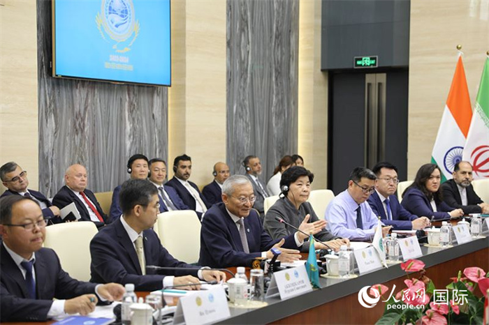 上合組織秘書長(zhǎng)張明發(fā)表講話。人民網(wǎng) 俄布拉依攝