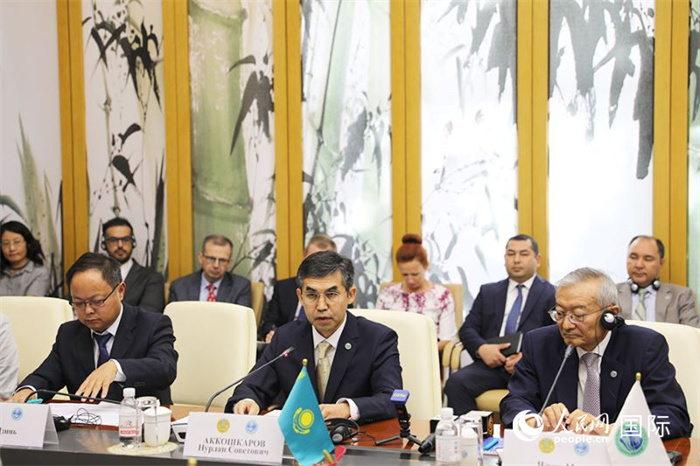 哈薩克斯坦常駐上合組織秘書處代表努爾蘭·阿科什卡羅夫介紹哈薩克斯坦接任輪值主席國(guó)后的優(yōu)先工作。人民網(wǎng) 俄布拉依攝