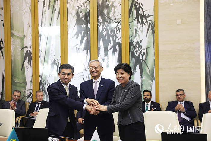 上合組織秘書處、哈駐華使館、上合組織睦鄰友好合作委員會(huì)簽署《聯(lián)合行動(dòng)計(jì)劃》。人民網(wǎng) 俄布拉依攝