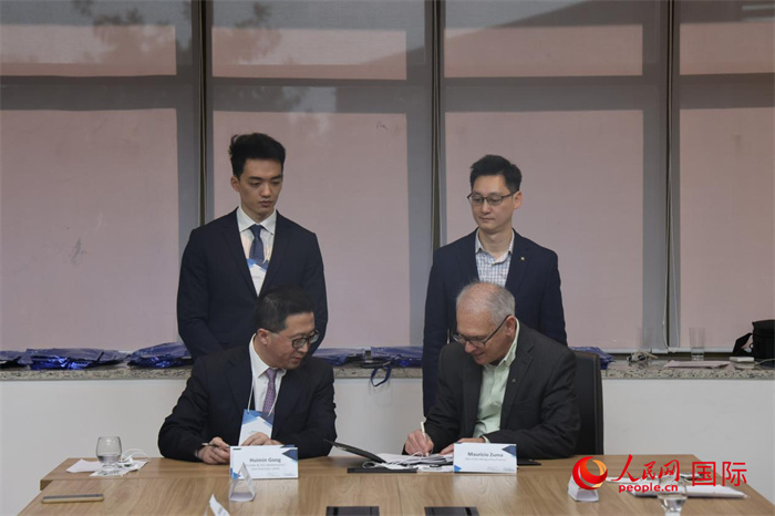 座談交流會(huì)上，中歐校友醫(yī)療健康產(chǎn)業(yè)協(xié)會(huì)與奧斯瓦爾多·克魯茲基金會(huì)簽署了合作備忘錄。人民網(wǎng)記者 時(shí)元皓攝