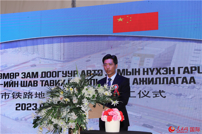 中鐵四局集團國際事業(yè)部執(zhí)行經(jīng)理朱春峰致辭。人民網(wǎng)記者 霍文攝