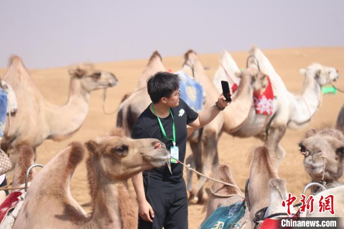 圖為臺(tái)胞體驗(yàn)大美內(nèi)蒙古。　托婭供圖