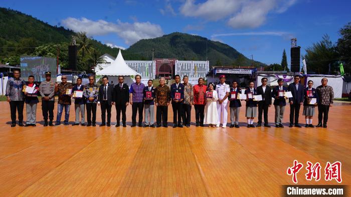 嘉賓為優(yōu)秀畢業(yè)生頒發(fā)榮譽(yù)證書。牛海濤攝