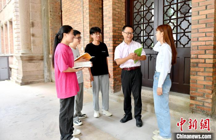 7月4日，臺(tái)灣教師陳昭志正在和學(xué)生交流?！蚊?攝