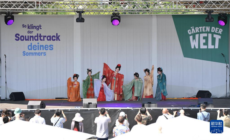 7月8日，在德國柏林世界公園，漢服愛好者進行漢服展示。新華社記者 任鵬飛 攝