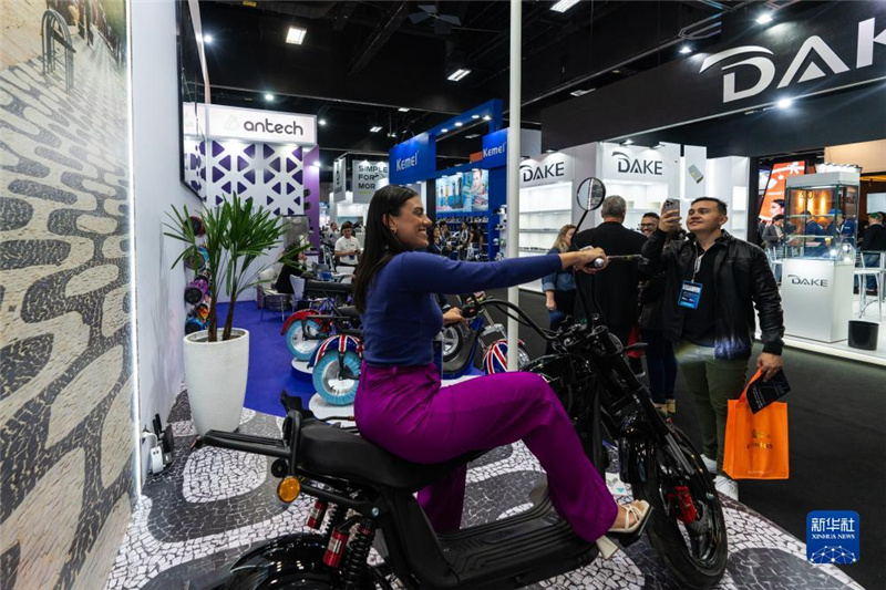 7月10日，在巴西圣保羅舉行的國際消費(fèi)類電子及家用電器產(chǎn)品展覽會上，參觀者體驗(yàn)一款電動自行車。新華社記者 王天聰 攝