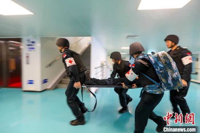 “和平方舟”號(hào)醫(yī)院船在西太平洋海域進(jìn)行反恐反海盜演練。圖為醫(yī)療救護(hù)組在轉(zhuǎn)運(yùn)“傷員”?！⌒煳?攝