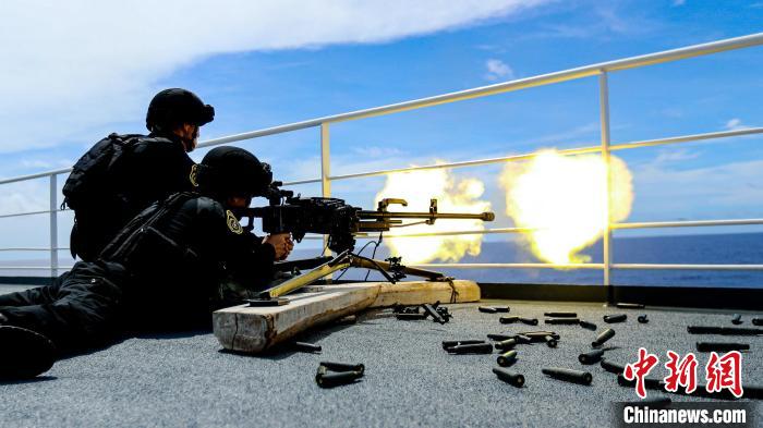 “和平方舟”號(hào)醫(yī)院船在西太平洋海域進(jìn)行反恐反海盜演練。圖為火力組隊(duì)員進(jìn)行警告射擊?！⌒煳?攝
