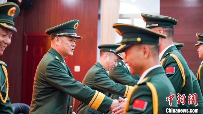 首長為晉銜官兵頒發(fā)任命狀?！堨狭?攝