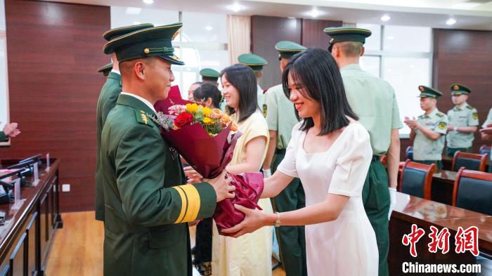 軍屬向晉升警官獻花。　張煜梁 攝