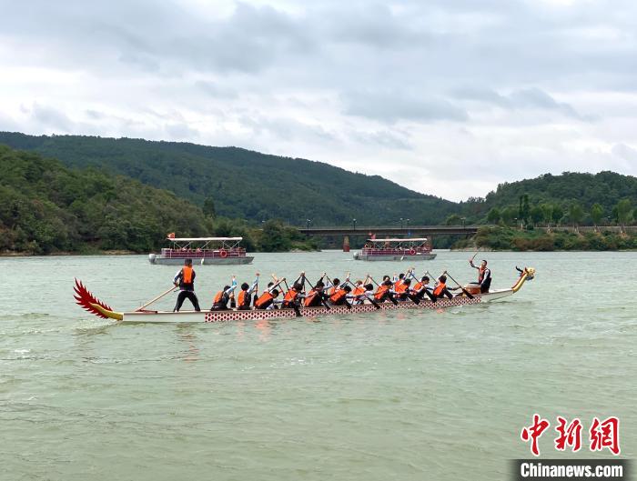 圖為龍舟賽活動(dòng)?！￡愳o 攝