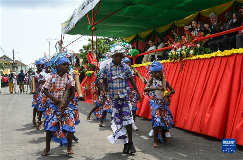 7月12日，演員在圣多美和普林西比圣多美島瓜達(dá)盧佩鎮(zhèn)舉行的獨(dú)立日慶典活動(dòng)上表演。新華社記者 韓旭 攝