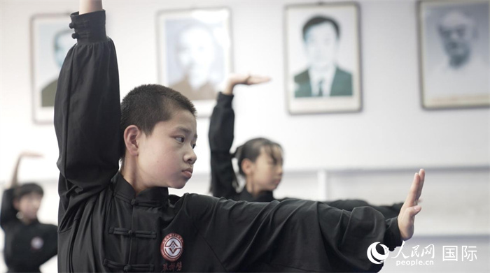 正在練習(xí)劈掛拳的武術(shù)學(xué)童。人民網(wǎng)記者 袁蒙攝
