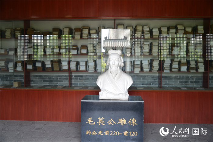 河間詩(shī)經(jīng)齋毛萇雕像。雕像后書櫥中陳列的是歷代各版本《詩(shī)經(jīng)》及譯本。 人民網(wǎng) 趙昭攝