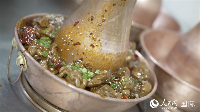 滄州火鍋雞。人民網(wǎng)記者 袁蒙攝