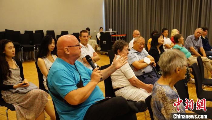 圖為現(xiàn)場觀眾提問?！“亓种袊幕行墓﹫D