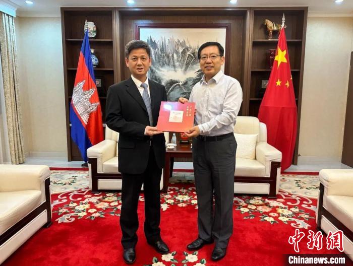 7月12日下午，中國(guó)駐柬埔寨大使王文天在金邊會(huì)見援柬中醫(yī)醫(yī)療隊(duì)?！≈袊?guó)駐柬埔寨大使館微信公眾號(hào) 攝