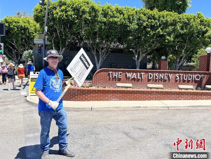 當?shù)貢r間7月14日上午，華納兄弟、迪士尼等美國影視娛樂產(chǎn)業(yè)巨頭總部門前，有成百上千的人高舉“罷工”標語牌游行示威。由于未能與美國電影和電視制片人聯(lián)盟(AMPTP)就新合同達成協(xié)議，擁有約16萬名會員的好萊塢三大工會之一美國影視演員協(xié)會(SAG-AFTRA)發(fā)起罷工，于14日起在洛杉磯和紐約的十余家制片公司外示威游行。 <a target='_blank' href='/'><p  align=