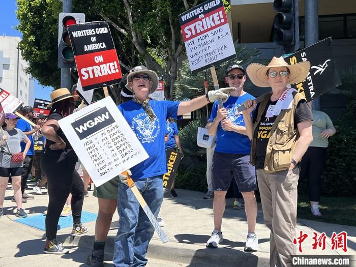 當?shù)貢r間7月14日上午，華納兄弟、迪士尼等美國影視娛樂產(chǎn)業(yè)巨頭總部門前，有成百上千的人高舉“罷工”標語牌游行示威。由于未能與美國電影和電視制片人聯(lián)盟(AMPTP)就新合同達成協(xié)議，擁有約16萬名會員的好萊塢三大工會之一美國影視演員協(xié)會(SAG-AFTRA)發(fā)起罷工，于14日起在洛杉磯和紐約的十余家制片公司外示威游行。 <a target='_blank' href='/'><p  align=