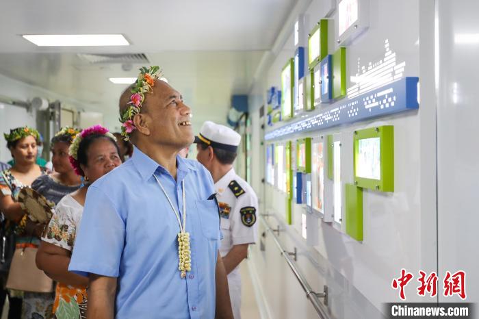 基里巴斯總統(tǒng)等政要參觀海上醫(yī)院?！⌒煳?攝