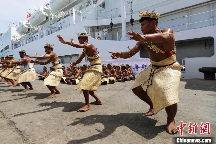 基方民眾表演當(dāng)?shù)靥厣璧福瑲g迎“和平方舟”號醫(yī)院船來訪?！⌒煳?攝