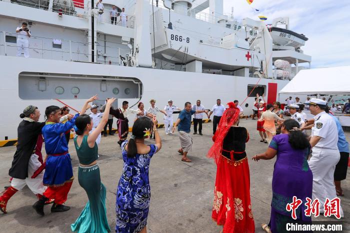 中基雙方人員在碼頭歡迎儀式上歡聚一堂。　徐巍 攝