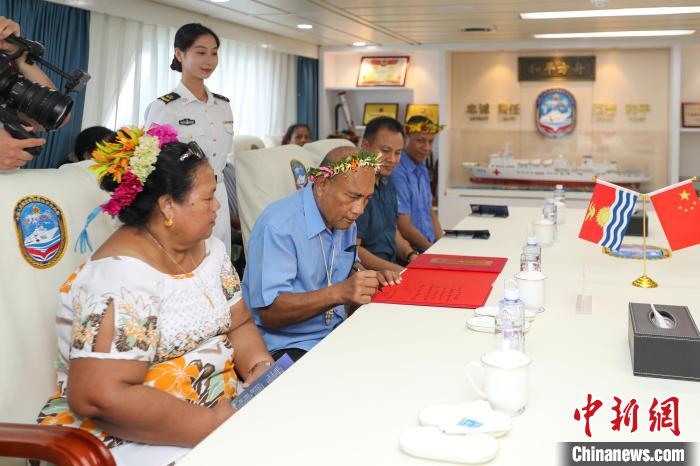 基里巴斯總統(tǒng)塔內(nèi)希·馬茂為“和平方舟”醫(yī)院船留言?！⌒煳?攝