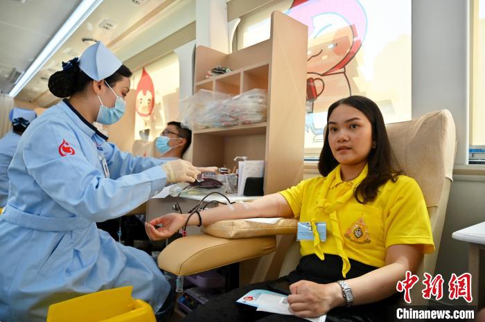 圖為獻(xiàn)血活動現(xiàn)場?！∮峋?攝