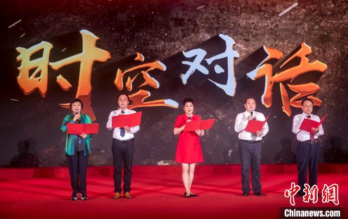 陳曉帆與顏福慶之孫顏志淵、陶行知曾孫陶侃、榮毅仁侄女榮智豐深情朗誦《與統(tǒng)戰(zhàn)先輩的時空對話》?！堦?攝